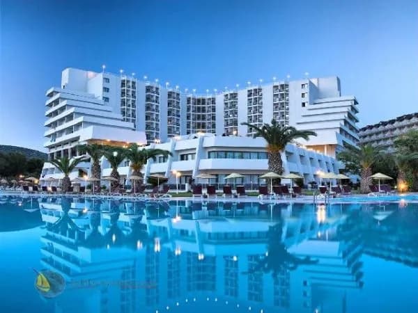 Atamis Onura Hotel'in havuz çevresindeki beyaz ana binası