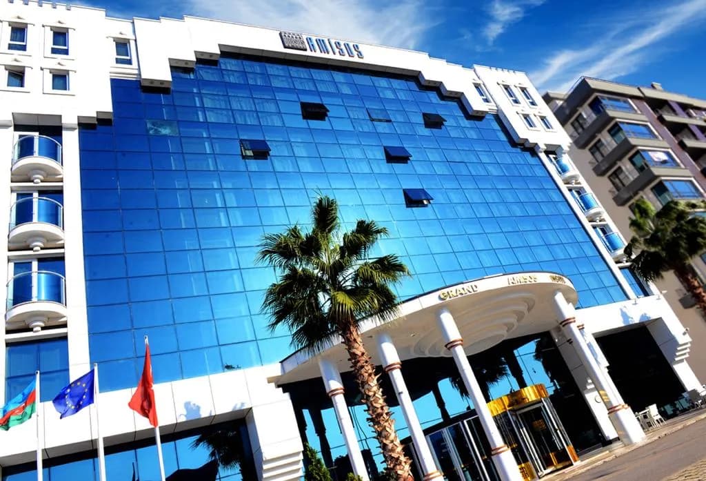 Amisos Hotel'in mavi camlı modern cephesi ve girişi