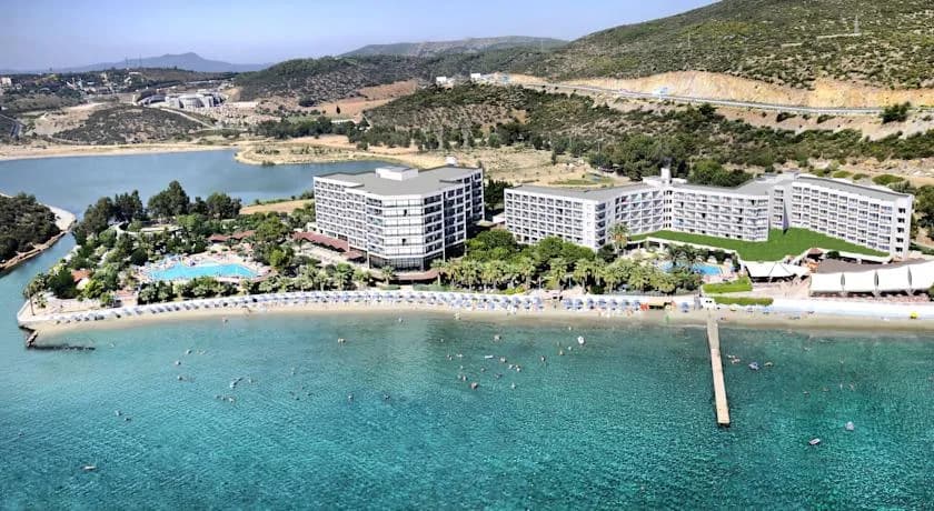 Tusan Beach Resort'un koyu, plajı ve ana binası, havadan