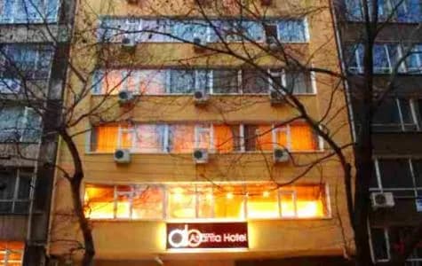 Atlanta Otel'in şehir içindeki dar cepheli binası, akşam saatinde