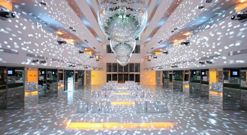 Hillside Su Hotel'in disko toplu, beyaz aydınlık iç avlusu