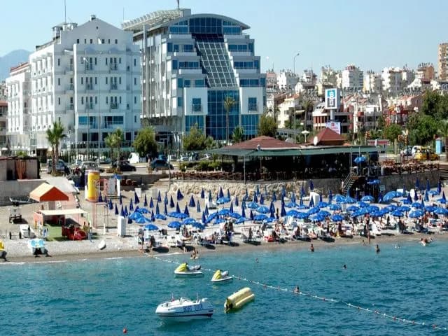 Sealife Family Resort'un plajı; şezlonglar ve deniz bisikletleri