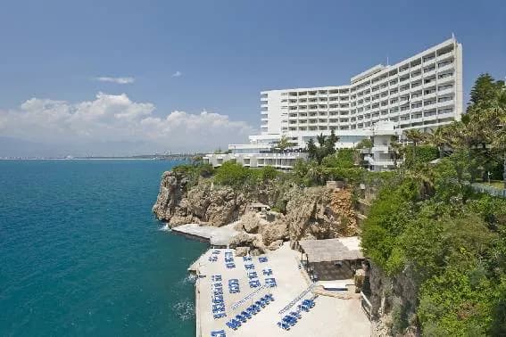 Falez üzerindeki otel bloğu ve falez altı plajı, Antalya