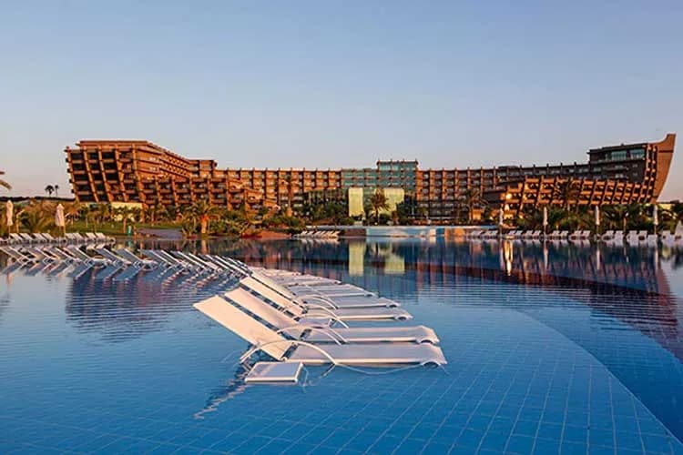 Nuhun Gemisi Otel'in havuzu ve havuz kenarı şezlongları