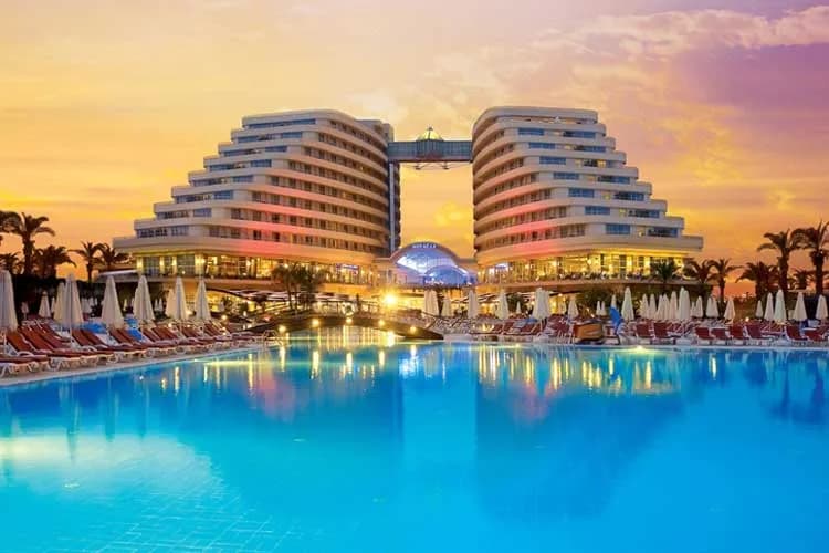 Miracle Resort'un havuzu ve kule blokları gün batımında