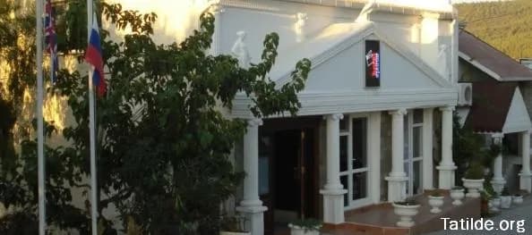 The Movie Otel'in sütunlu ve sarmaşıklı girişi