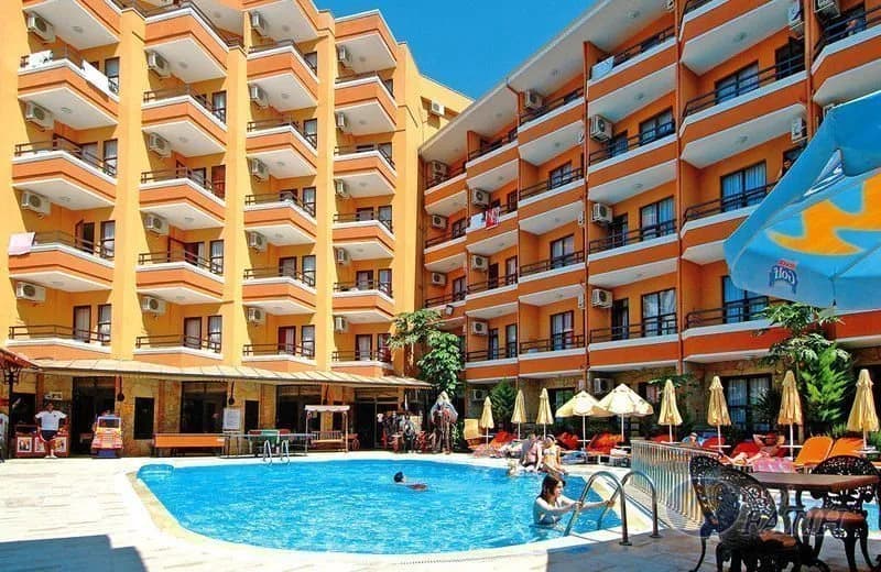 Fatih Otel'in turuncu blokları arasındaki havuz