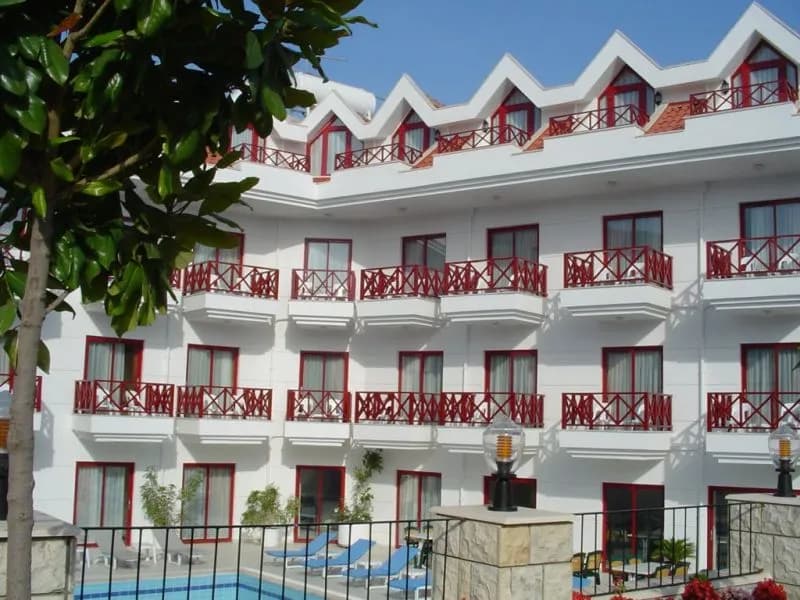 Club Beach Park Hotel'in kırmızı çatı süslemeli balkonlu cephesi