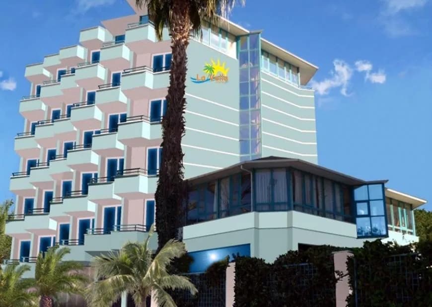 La Vella Hotel'in palmiyeli ön cephesi