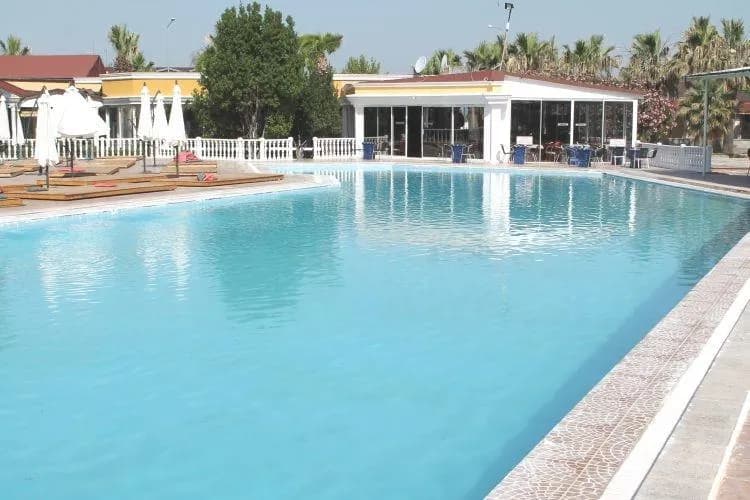 Hierapolis Termal Hotel'in beyaz köşkü ve açık havuzu
