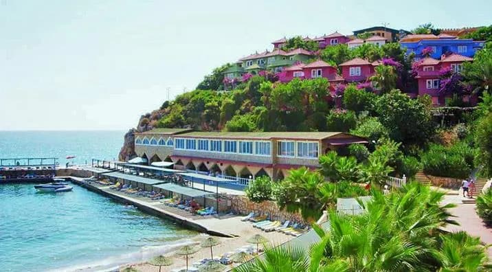 Nurla Hill Hotel'in denize bakan tepedeki kırmızı binaları