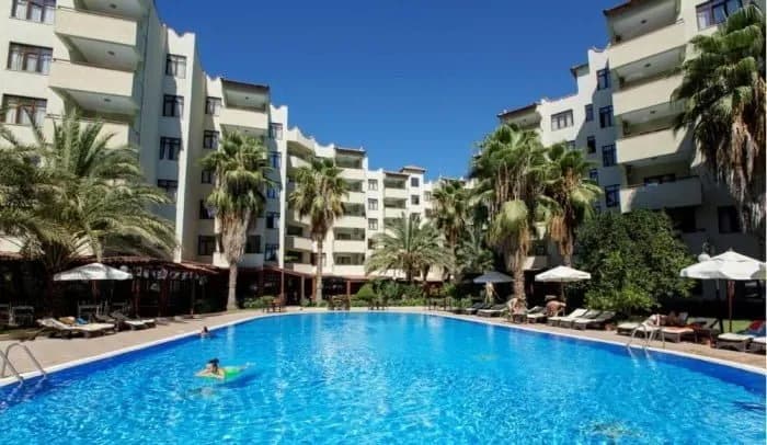 A'la Park Hotel'in palmiyeli havuz avlusu