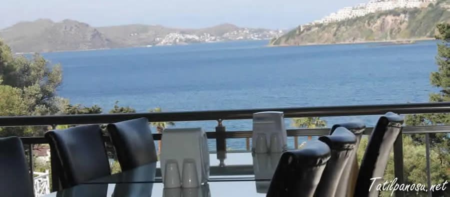 Nurla Miyel Beach'in deniz manzaralı yemek terası