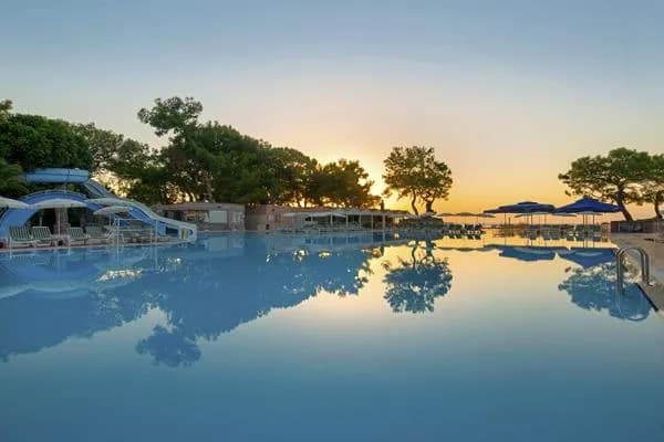 Tacün Nisa Resort'un gün batımında sonsuzluk havuzu