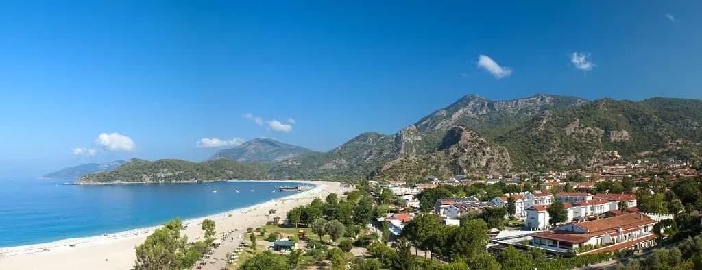 Ölüdeniz kumsalı, lagün ve arkadaki dağlar, tepeden