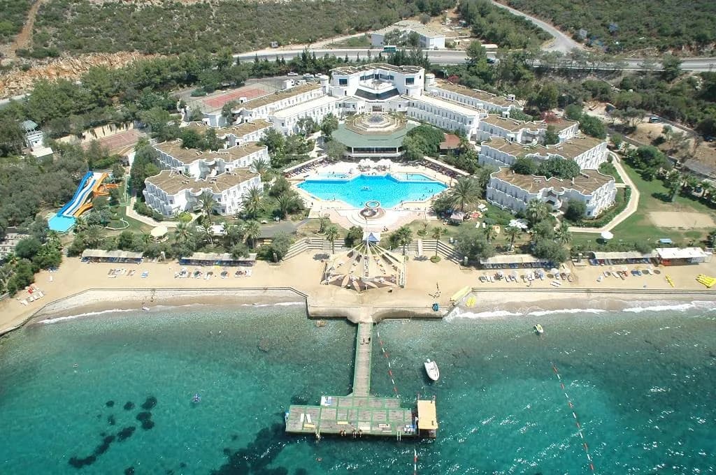 Mahidevran Bodrum Resort'un plajı, iskelesi ve havuzu, havadan