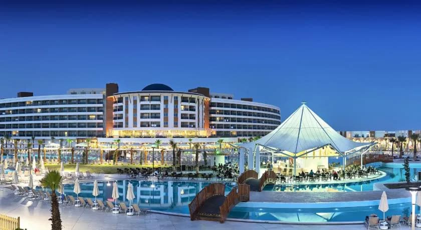 Aquasis De Luxe Resort'un kavisli ana binası ve havuz köprüsü