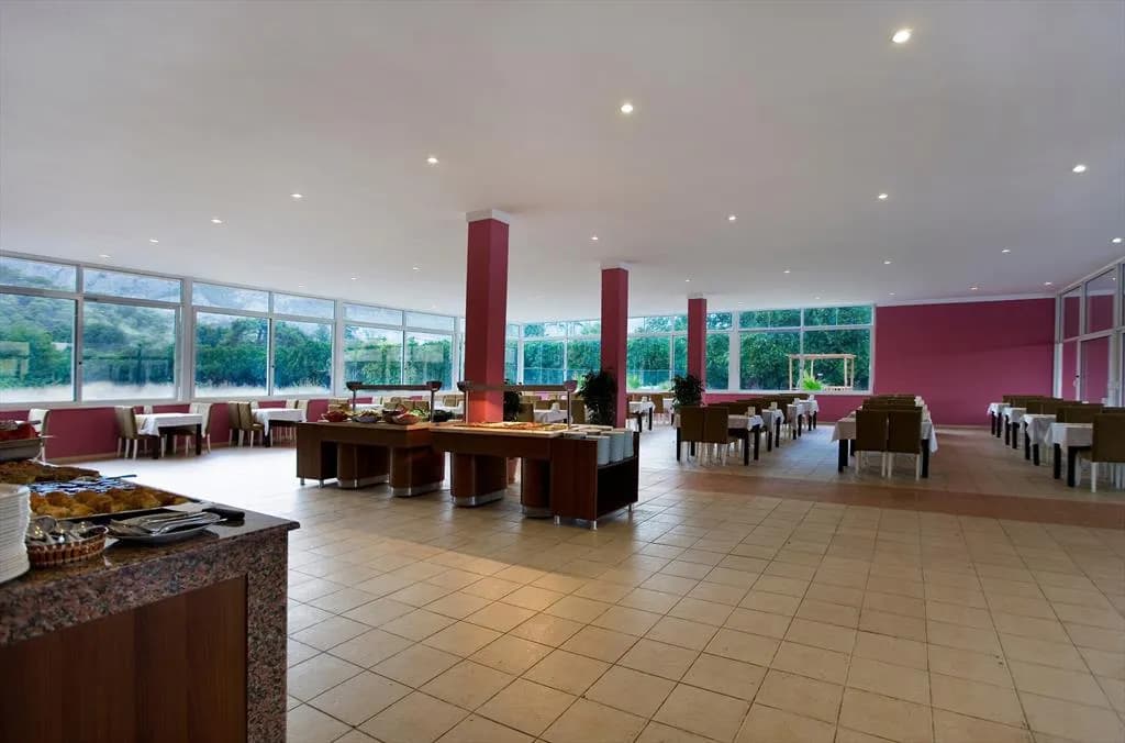 Esra Garden Hotel'in geniş camlı yemek salonu