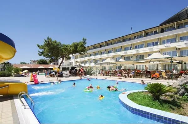 Vaha Garden Hotel'in havuzu ve güneşlenme alanı