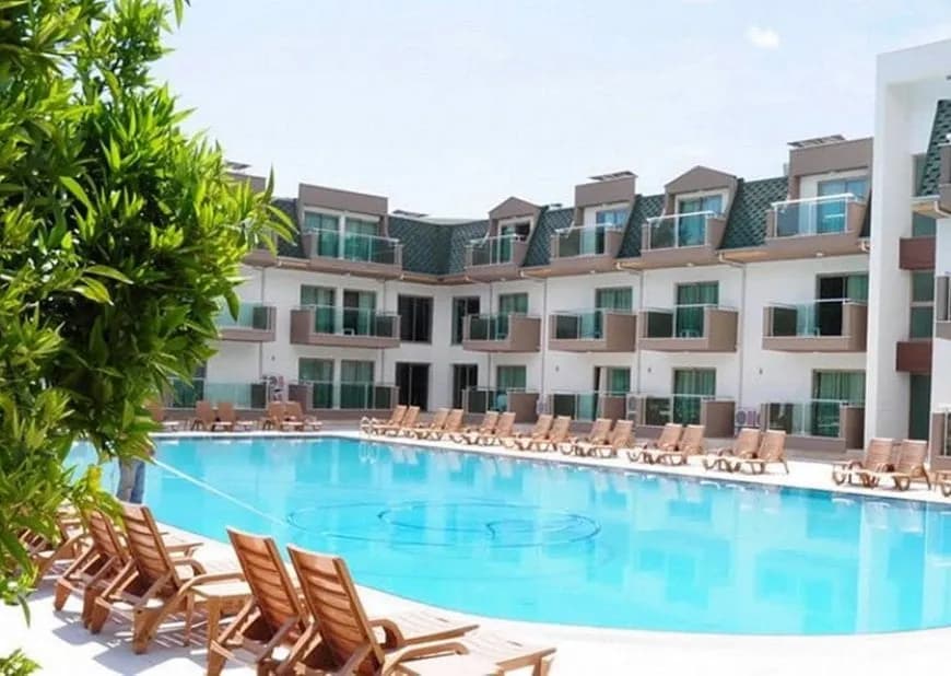 Batont Garden Resort'un havuzu ve beyaz balkonlu blokları