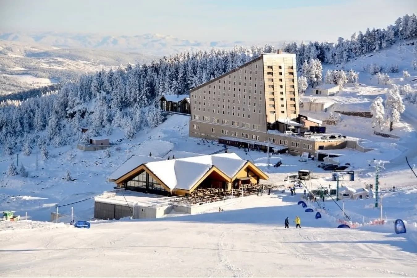 Karlar altındaki Dorukkaya oteli ve kayak pisti, Kartalkaya