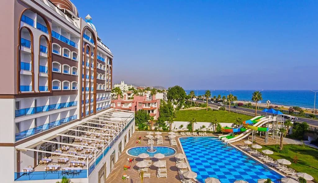 Simurg Luxury Hotel'in dama desenli havuz terası ve kaydırakları