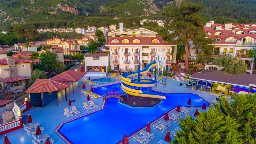 Sunshine Holiday Resort'un kaydıraklı havuzu gece aydınlatmasında