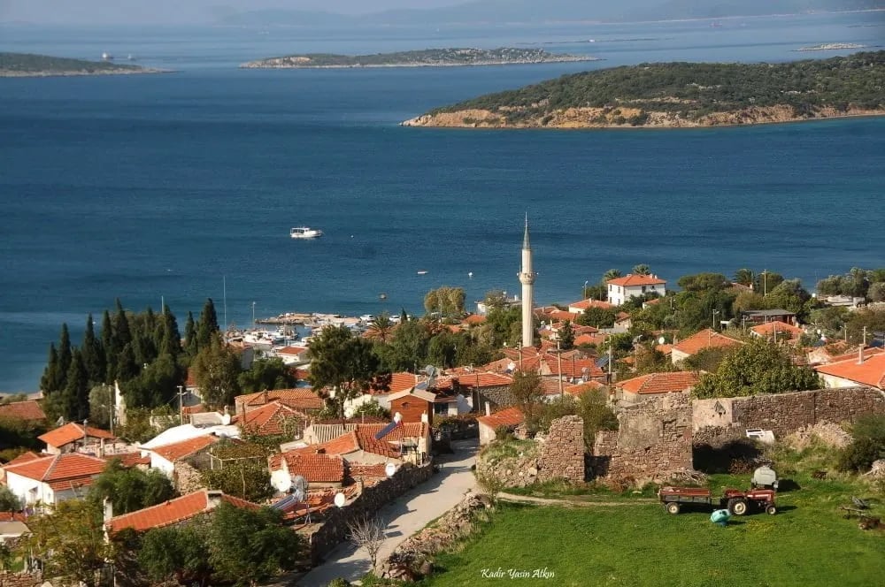 Denize bakan taş evli köy ve minare; açıkta küçük adalar, Çeşme çevresi