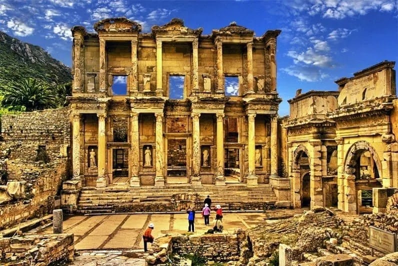 Efes Celsus Kütüphanesi'nin iki katlı sütunlu cephesi