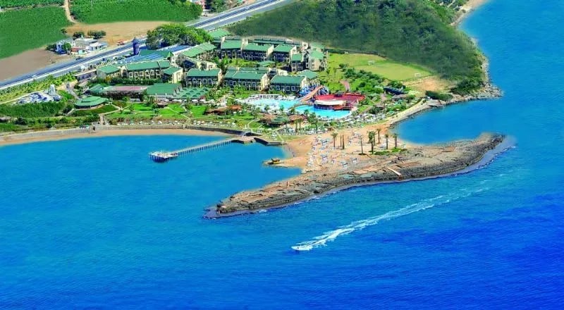Alanya'da denize sıfır tatil köyü, havuzları ve iskelesi, havadan