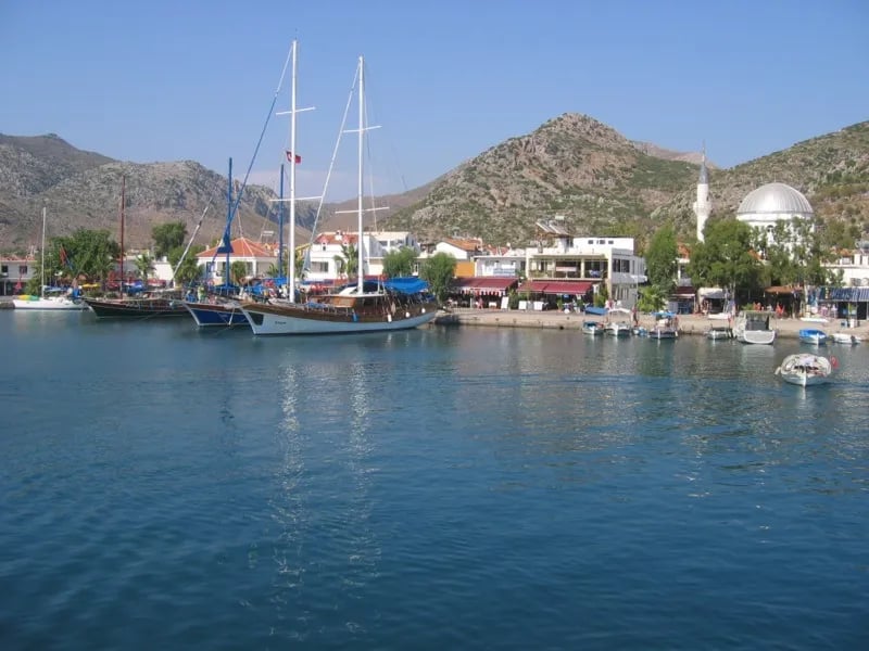 Bozburun limanına yanaşmış ahşap guletler ve arkada köy