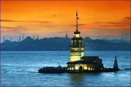 Gün batımında Kız Kulesi; arkada İstanbul tarihî yarımada silüeti