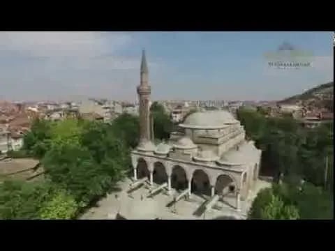 Cami ve çevresindeki yerleşimin havadan görünümü, arşiv video karesi