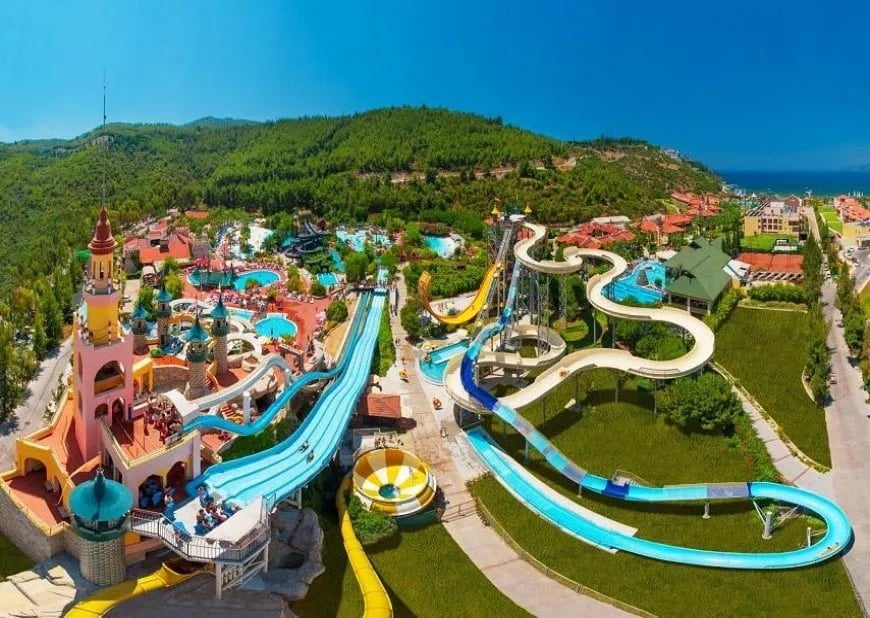 Kaydıraklı aquaparkıyla tatil köyü, havadan, Kuşadası