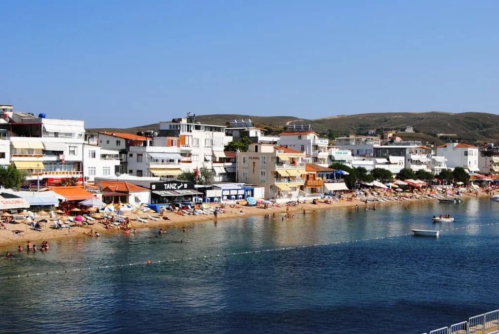 Avşa Adası'nda kasaba plajı ve sahil boyunca sıralanan binalar
