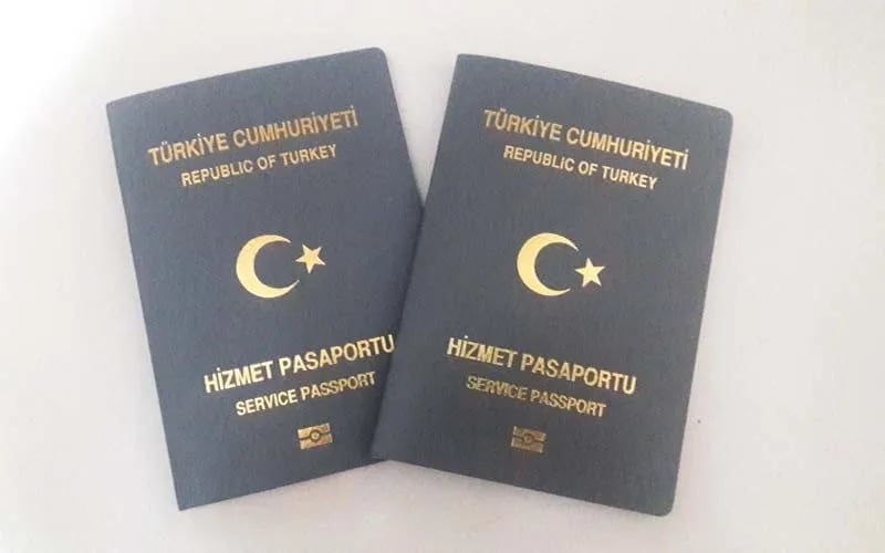 İki adet gri hizmet pasaportu yan yana