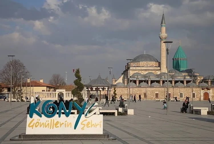 Konya Mevlâna Meydanı; önde Gönüllerin Şehri yazısı