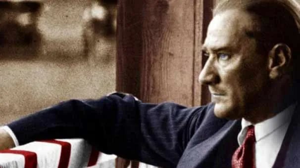 Atatürk'ün pencere kenarında düşünceli sepya portresi