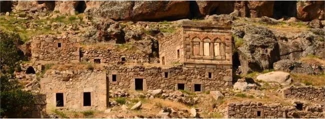 Sofular Vadisi'nde kayaya oyulmuş cepheler ve taş yapı kalıntıları