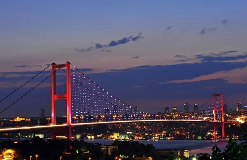 Gece aydınlatmasıyla İstanbul Boğazı ve köprü