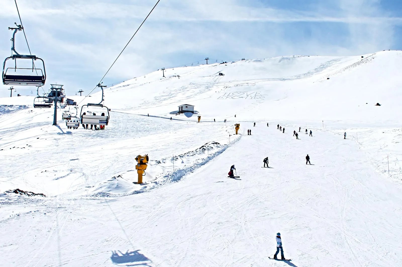 Erciyes'te telesiyej ve pistte kayan insanlar