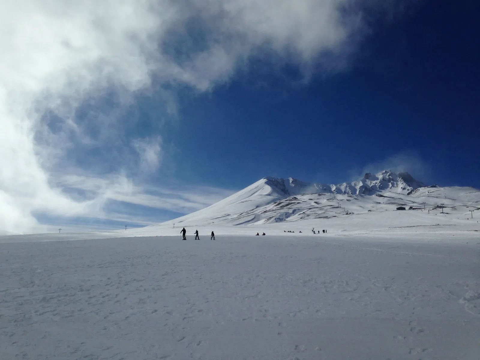 Kar altındaki Erciyes Dağı ve kayak merkezi