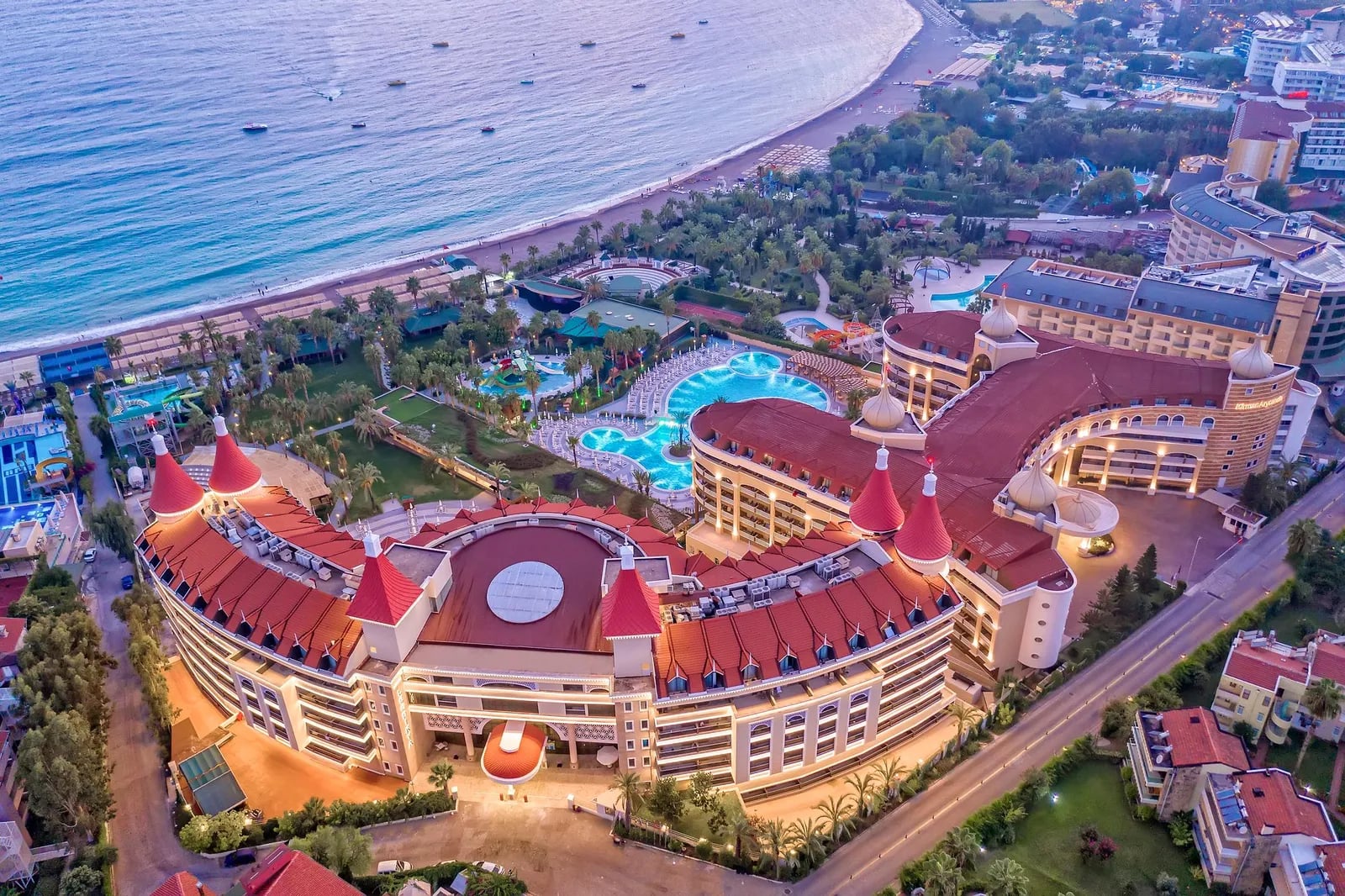 Akdeniz kıyısında havuzları ve aquaparkıyla büyük bir tatil tesisi