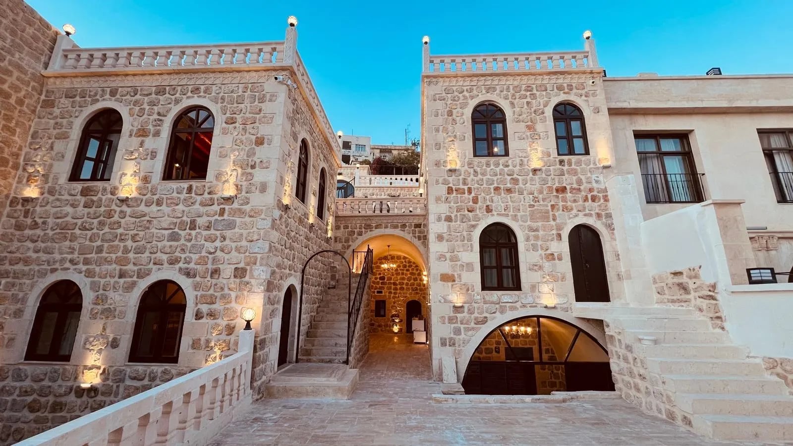 Mara Loya Konağı'nın kemerli taş avlusu, Mardin