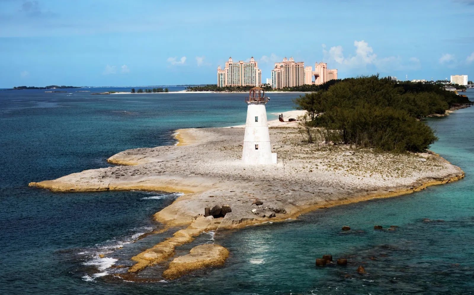 Atlantis Paradise Island tatil köyü ve Nassau Limanı Feneri, Bahamalar