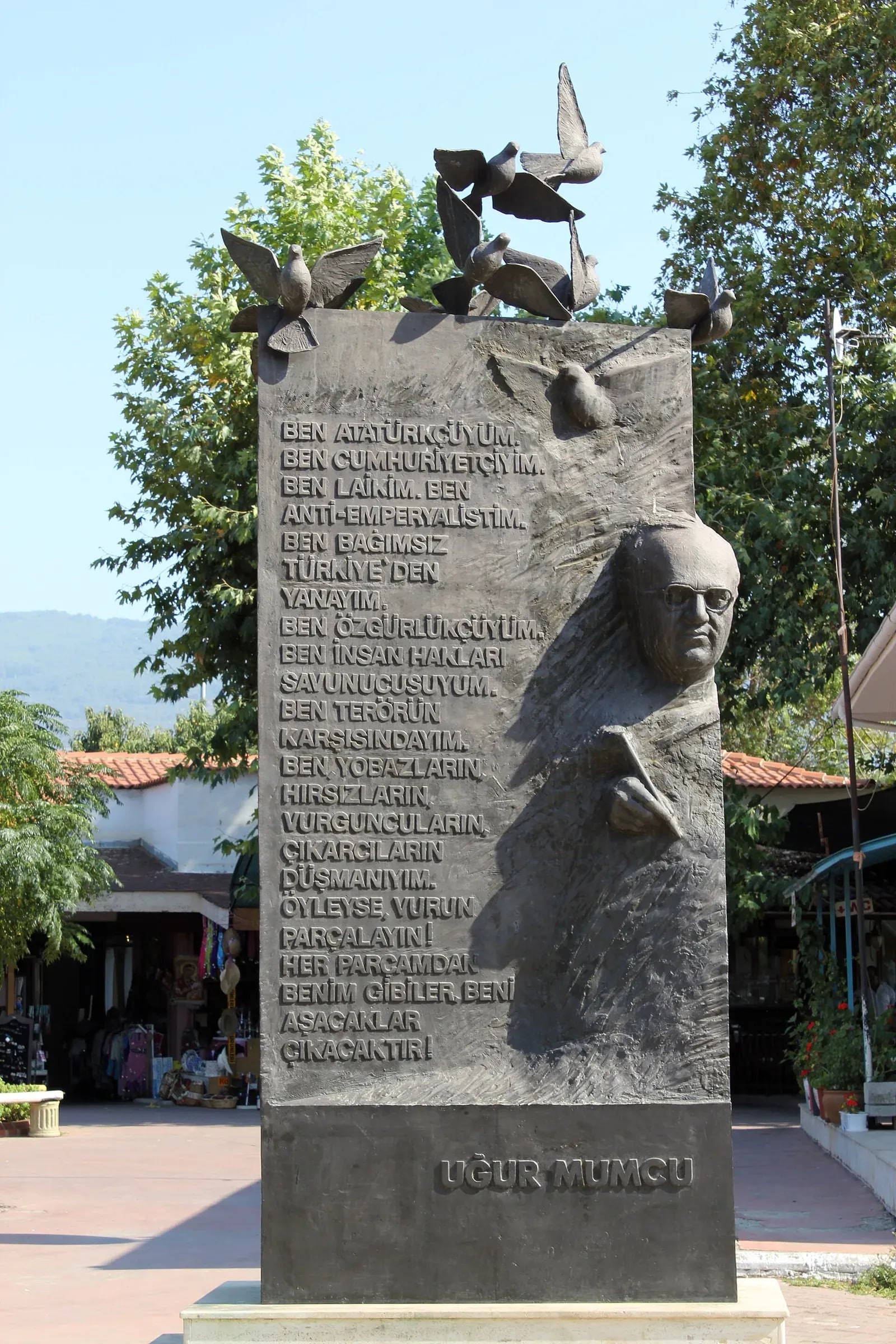 Selçuk; Denkmal für Uğur Mumcu in Selçuk in der Westtürkei