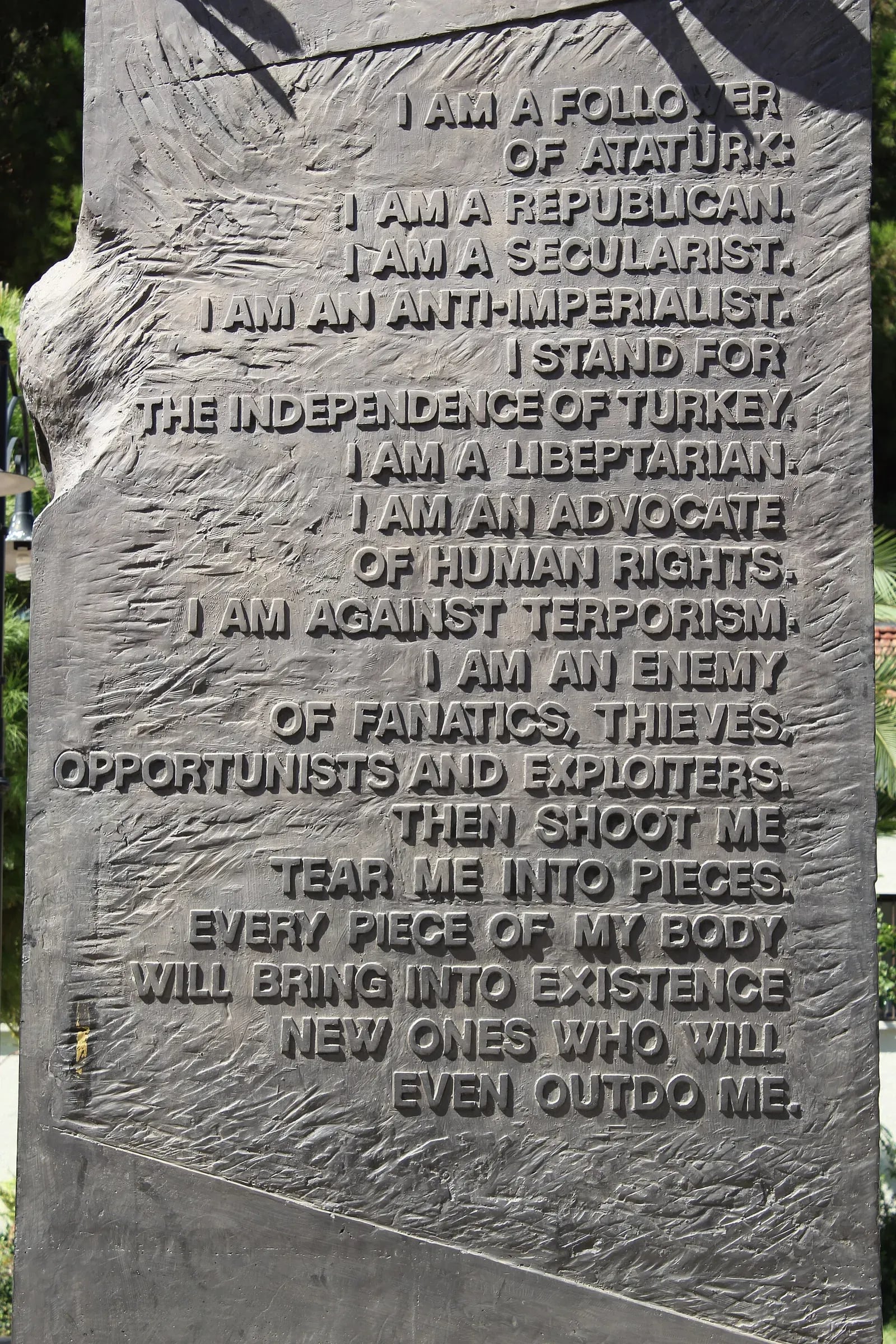 Selçuk; Denkmal für Uğur Mumcu in Selçuk in der Westtürkei, Rückseite mit englischer Übersetzung