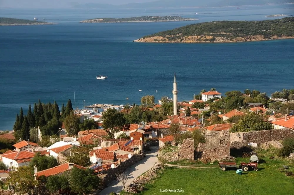 Denize bakan taş evli köy ve minare; açıkta küçük adalar, Çeşme çevresi