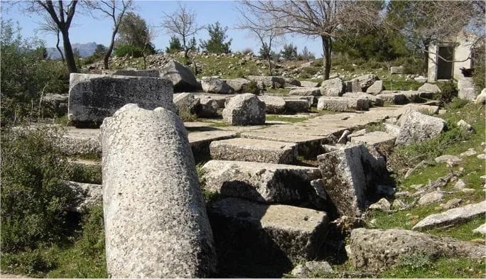 Antik kentte devrilmiş sütun parçaları ve mermer bloklar, Aydın