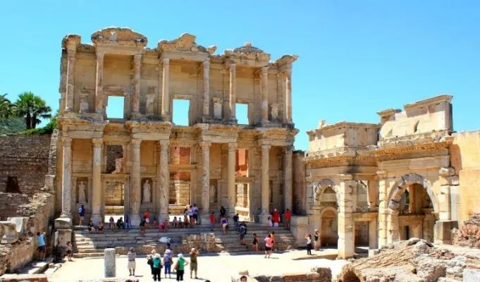 Efes Celsus Kütüphanesi önünde ziyaretçiler